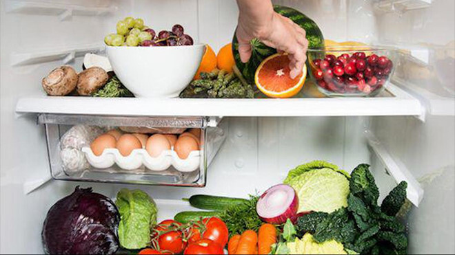 Video: Nước tiểu chuyển màu xanh sau khi ăn thực phẩm hỏng trong tủ lạnh