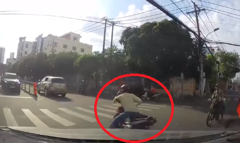 Clip: Vừa đi đường vừa nghe điện thoại, người đàn ông nhận cái kết đắng