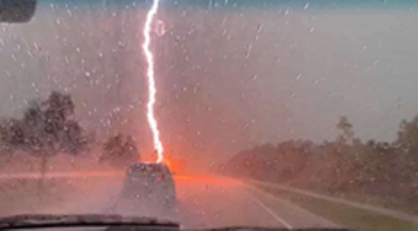 Clip: Tia sét giáng cực mạnh xuống đường khiến người lái xe trên cao tốc hoảng hồn