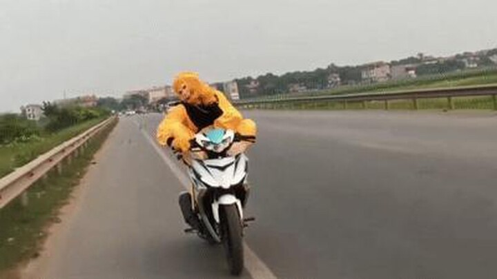 Clip: Hóa trang Tôn Ngộ Không 'làm xiếc' trên xe máy
