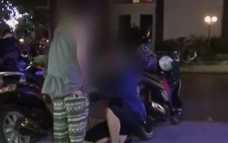 Clip: Chồng ngồi xuống đất mặc quần cho vợ bầu giữa phố