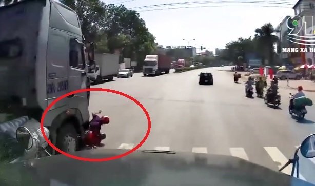 Clip: Người đàn ông thoát chết dưới gầm xe đầu kéo nhưng trước đó là cảnh tượng kinh hoàng