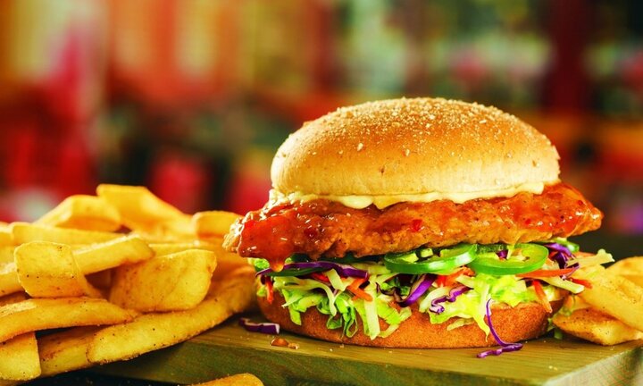 Video: Ăn đồ ăn nhanh trong nhiều năm, cậu bé suýt bị mù và điếc