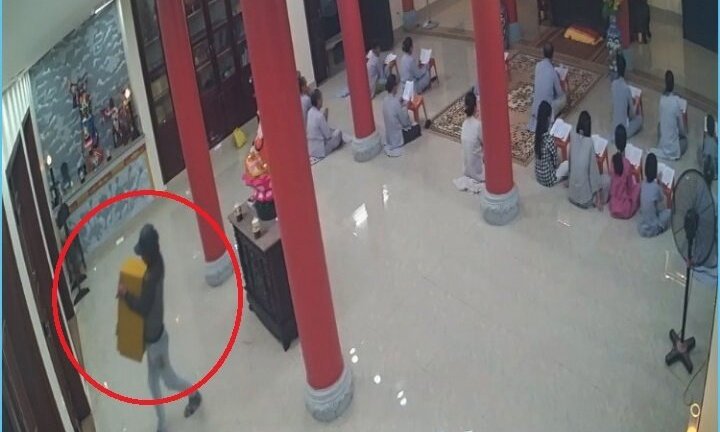 Clip: Nam thanh niên lẻn vào chùa bê thùng công đức bỏ chạy