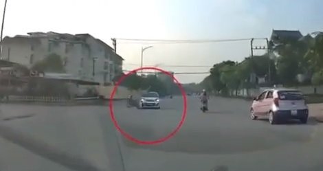 Clip: Lao như tên bắn qua ngã tư, nam thanh niên tông vào xe công an