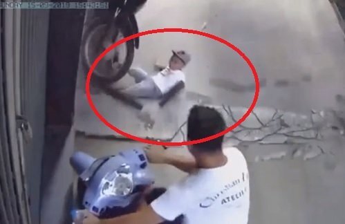 Clip: Bất cẩn để con trai vặn tay ga, bố 'đứng tim' khi thấy tai nạn xảy ra