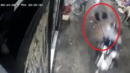 Clip: Hai đối tượng giật túi xách, kéo cô gái hất văng xuống đất ở Sài Gòn