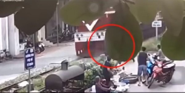 Thót tim cảnh người đàn ông cố băng qua đường ray khi tàu hỏa đang lao tới