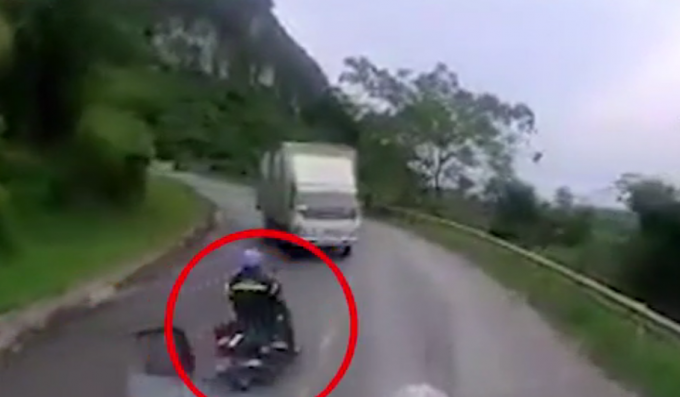 Clip: Lấn làn vượt ẩu trên đường đèo, xe máy lao vào gầm xe tải