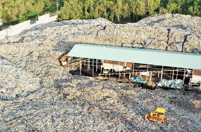 Rác chất thành núi, bốc mùi hôi thối ở Phú Quốc