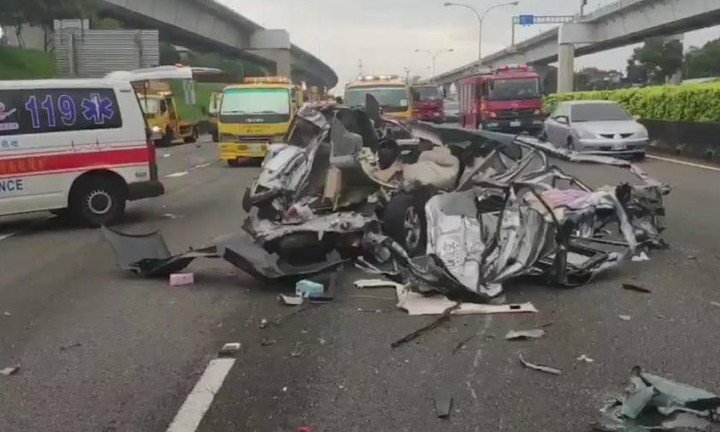 Clip: Khủng khiếp cảnh tượng hàng chục ô tô tông nhau nát bét trên cao tốc