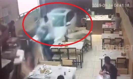 Clip: Tài xế say rượu hai lần lái ô tô đâm thẳng vào nhà hàng