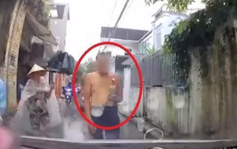Clip: Người đàn ông chặn đầu ô tô trong ngõ hẹp, mời tài xế uống rượu