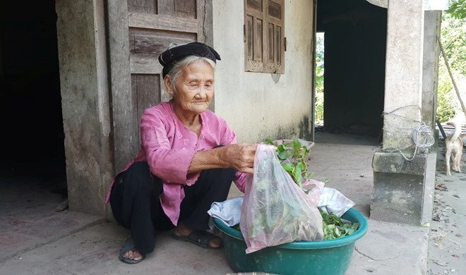 Cụ bà 83 tuổi đạp xe lên UBND xã xin thoát nghèo