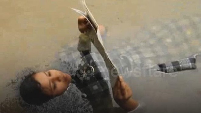 'Nàng tiên cá' Ấn Độ ăn, ngủ, đọc sách đều dưới nước