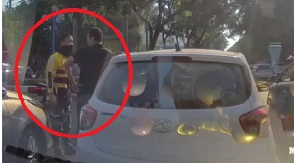 Clip: Bị xe ôm công nghệ thách thức, tài xế ô tô rút gậy 3 khúc đáp trả