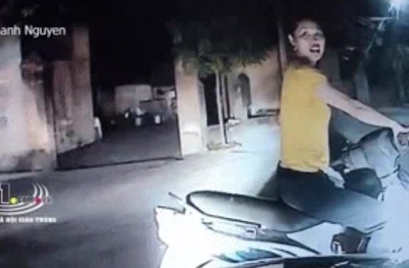 Clip: Ngang nhiên dừng xe giữa ngã ba, người phụ nữ còn thách thức tài xế