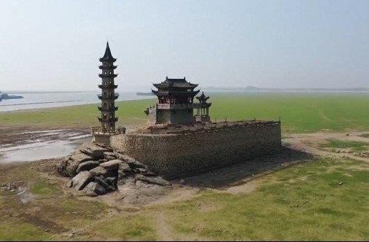 Hồ rộng nhất Trung Quốc cạn nước, lộ hòn đảo cổ nghìn tuổi