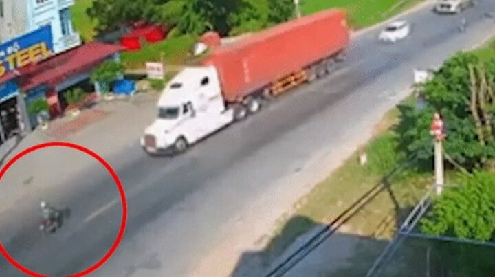 Clip: Tài xế xe máy bỗng nhiên lao thẳng vào đầu xe container