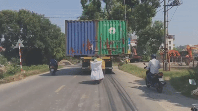 Clip: Xe đầu kéo chở 2 container nghênh ngang trên đường khiến người tham gia giao thông khiếp sợ