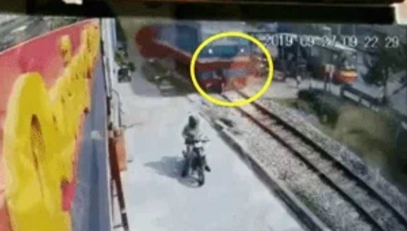 Clip: Cố tình băng qua đường sắt khi tàu hỏa đến gần, nam thanh niên bị đâm chết tại chỗ