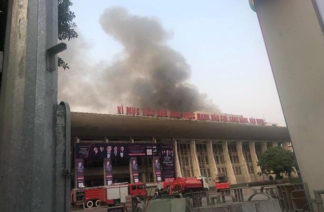 Clip: Cháy hội trường Cung văn hóa hữu nghị Việt Xô, khói đen cuồn cuộn