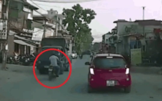 Clip: Thanh niên đi ngược chiều lao vào xe tải, ngã một cú thót tim ngay trước mũi ô tô