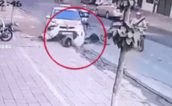 Clip: Taxi 'điên' vọt ga lao vào 2 phụ nữ bên đường, một nạn nhân kẹt cứng dưới bánh xe