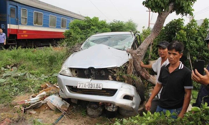 Clip: Khoảnh khắc tàu hỏa húc bay xe ô tô 7 chỗ, tài xế thoát chết thần kỳ