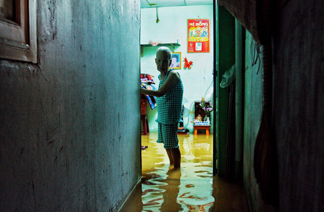 Video: Người dân TP.HCM than khổ khi nước ngập nửa đêm chưa rút