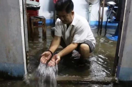 Video: Bến Tre ngập nặng lịch sử, nước tràn vào nhà cuốn trôi đồ đạc của dân sau mưa lớn