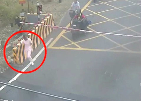 Clip: Chờ tàu hỏa đi đến, nữ y tá lao ra nằm giữa đường ray tự tử