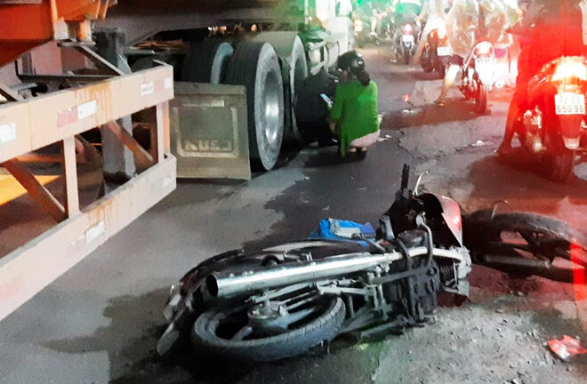 Xe máy va chạm với xe đầu kéo, 2 em bé thương vong ở TP.HCM