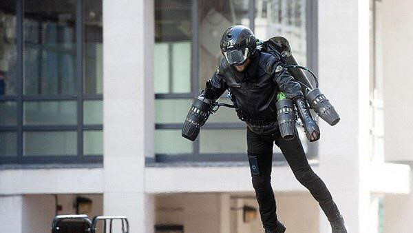 Bộ giáp Iron Man giúp người mặc bay lượn như trong phim