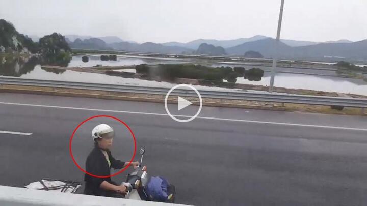 Clip: Người phụ nữ đi xe máy ngược chiều vào làn 100km/h trên cao tốc Hà Nội – Hạ Long