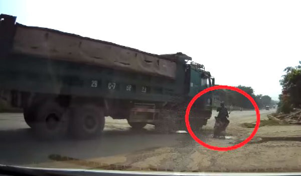 Clip: Đi vào điểm mù của xe tải, xe máy bị cán trúng