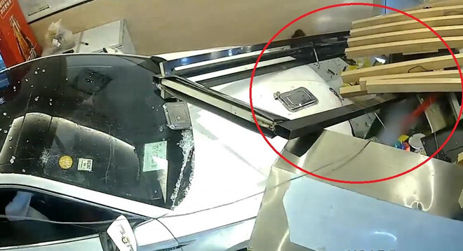 Clip: Ô tô con tông thẳng vào quầy lễ tân nhà hàng, 2 nhân viên bị thương nặng