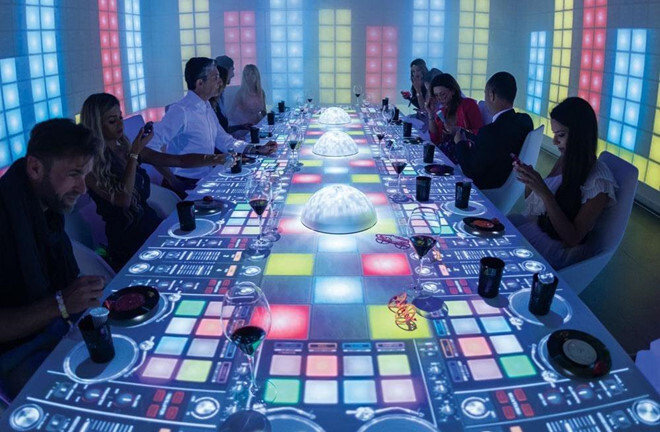 Bữa ăn đắt bậc nhất thế giới, đưa khách đi xuyên thế giới ảo