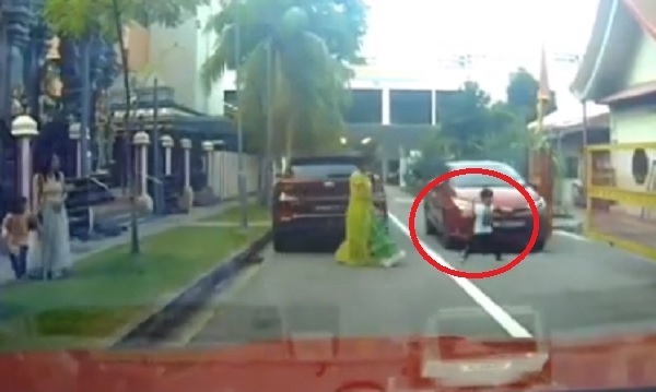 Clip: Thót tim cảnh bé trai bị ô tô chèn qua người vẫn đứng bật dậy