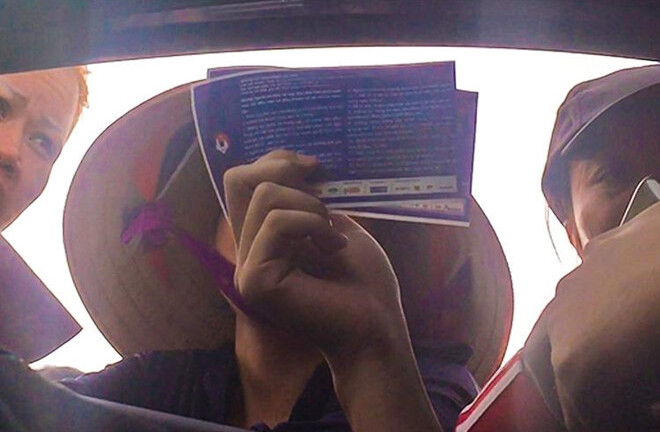 Video: Dân phe cãi vã, tranh khách mua vé trận Việt Nam gặp Malaysia