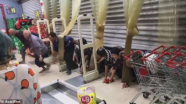 Bò dưới sàn nhà, chui qua cửa để tranh mua trứng hạ giá ở Trung Quốc