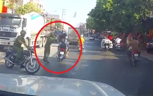 Clip: Cảnh sát quật ngã đôi nam nữ đi xe máy không đội mũ bảo hiểm còn tăng tốc bỏ chạy
