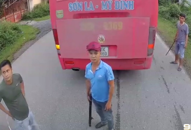 Clip: Hai nhóm xe khách cầm điếu cày dọa đánh nhau giữa đường