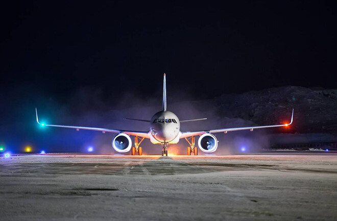 Tại sao đèn ở 2 đầu cánh máy bay có màu khác nhau?