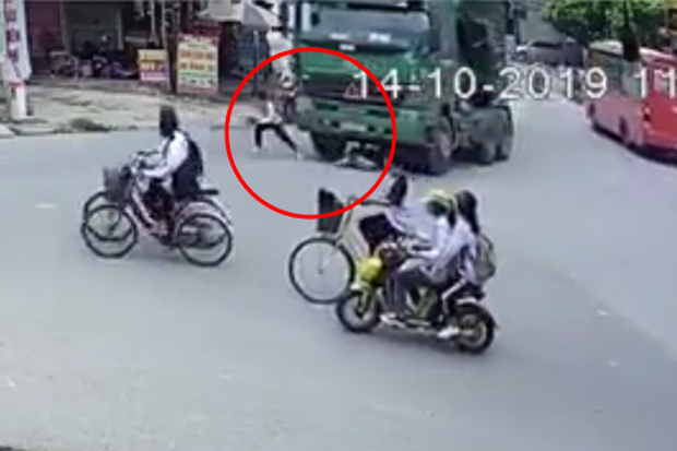 Clip: Đạp xe sang đường trúng vào điểm mù xe tải, 2 nam sinh thoát chết thần kỳ