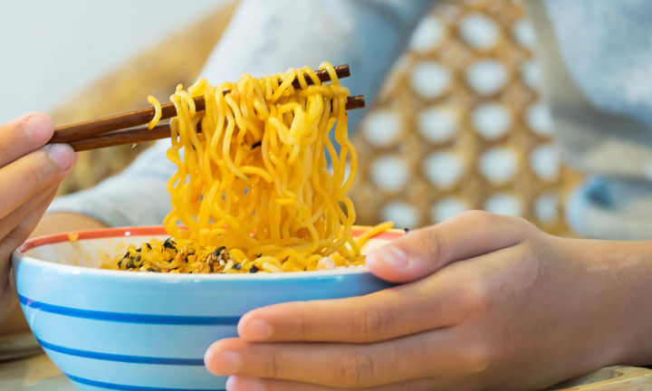 Video: Người Việt ăn mì gói nhiều thứ 5 thế giới