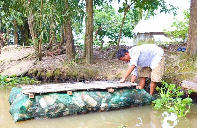 Video: Nông dân làm bè nổi vượt sông bằng vỏ chai nhựa