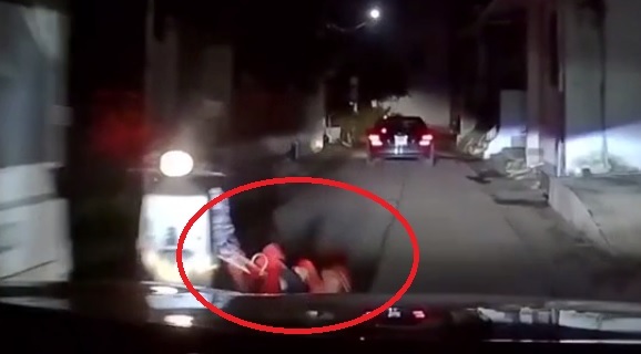 Thót tim cảnh cháu bé ngã từ xe máy xuống, suýt bị ô tô cán trong đêm tối