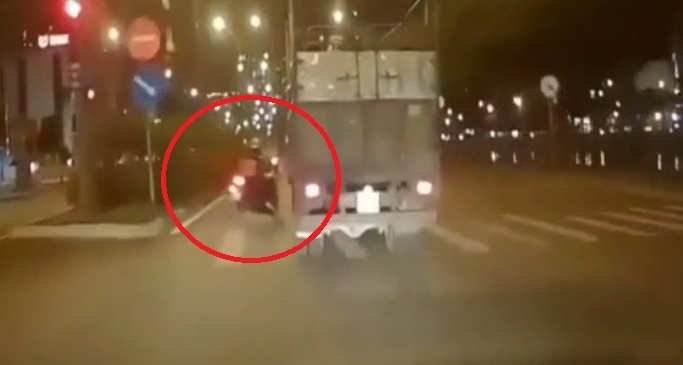 Clip: Nam thanh niên suýt mất mạng dưới bánh xe tải vì vượt đèn đỏ