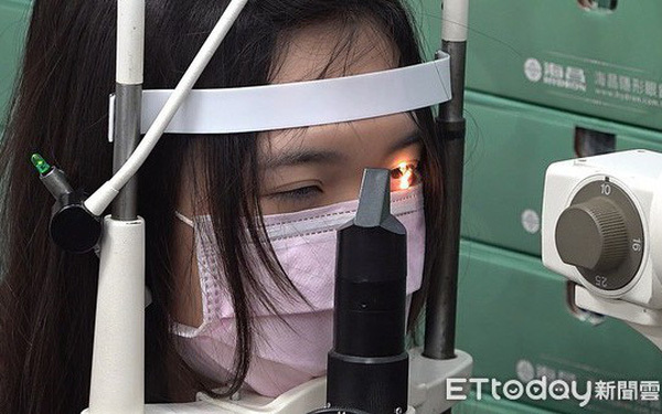 Video: Dùng điện thoại 10 tiếng/ngày, nữ sinh bị mù màu